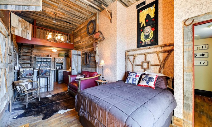 Decatur Apartamento | Western-Themed Decatur Studio on Main Street!