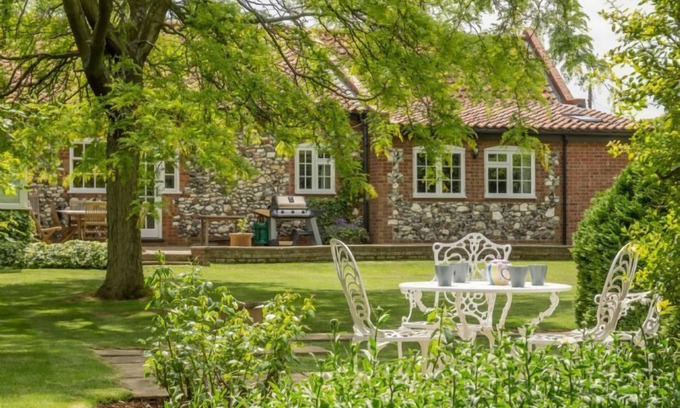 Thornham Cabaña | Una maravillosa casa de vacaciones escondida tranquilamente de la carretera en Thornham.