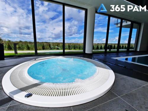 Kolobrzeg Apartamento | Westin House Rodzinny z 2 sypialniami - BASEN, JACUZZI, SAUNA, SALA FITNESS, PLAC ZABAW, PARKING W CENIE - 365PAM