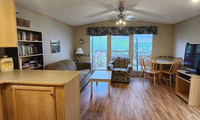 Picton Cabina | Westlake Dunes View Beach-FREE Pontoon Boat Rental
