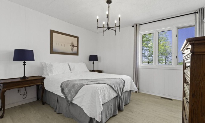 Picton Casa | Westlake waterfront, hot tub, dock,4 mins to beach
