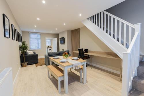Runcorn Apartamento | 'Weston House' Newly Renovated Family and Workspace Business Cosy Home in Runcorn, Cheshire ENTIRE HOUSE