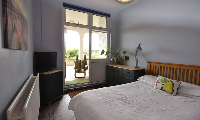 West Bay Apartamento | Apartamento-Estándar-Apartment 6 Dog Friendly-Baño Privado