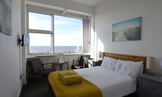 West Bay Apartamento | Apartamento-Superior-no pets first floor-Baño con ducha-Vista al Mar
