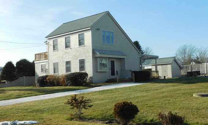 Adamsville Casa | Westport Beach Cottage. Walk to the Beach.