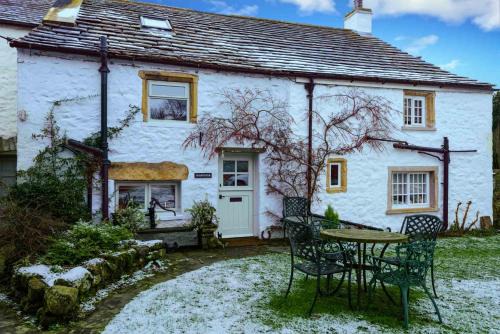 Fourstones Near Bentham Casa | Westside Cottage, Newby, Clapham, Yorkshire Dales National Park, Famous Three Peaks, Near The Lake District, Pets are Welcome