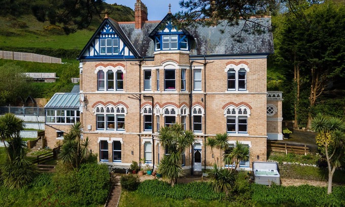 Hele Casa | Westwell Hall, large coastal house sleeping up to 29