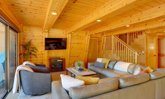 Lake Almanor Peninsula Cabina | Westwood Lakefront Cabin w/ Hot Tub & Boat Dock!
