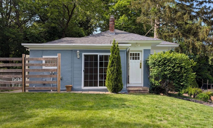 East Greenwich Cabaña | Weymouth Hill Station. Hillside cottage retreat with water views
