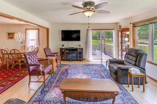 Columbiana Apartamento | WFH-Friendly Columbiana Vacation Rental with Deck!
