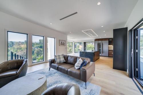 Woodland Hills Casa | WFH-Friendly Retreat with Views 4 Mi to Calabasas
