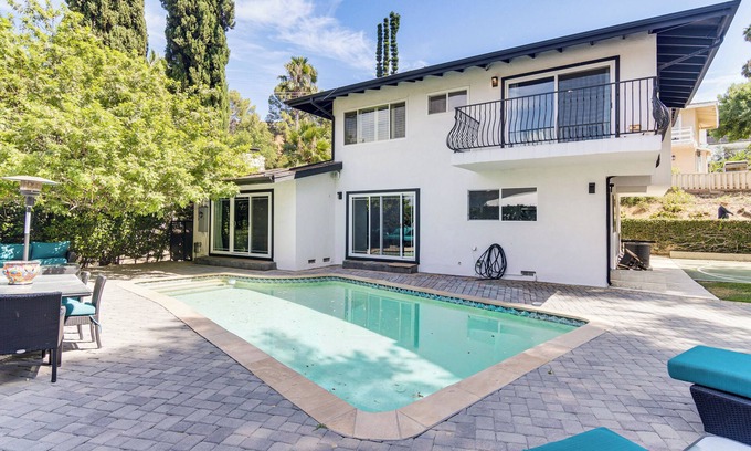 Encino Casa | WFH Friendly: Spacious Hillside Retreat in Encino