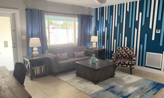 Poinsettia Heights Apartamento | WFH: Real Desk & Office Chair, Redundant Wifi