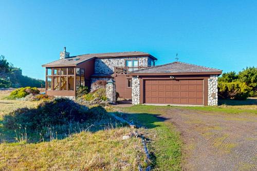 Caspar Casa | Whale Rock