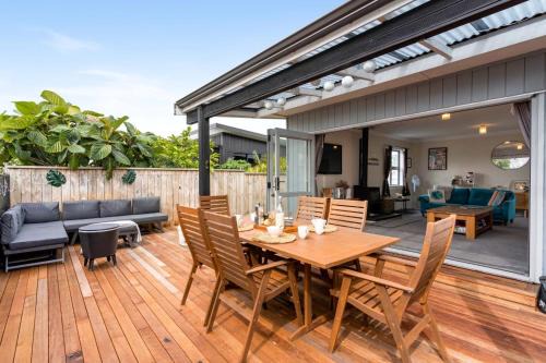 Whangamata Casa | Whanga Beach Bach and Sleep-out