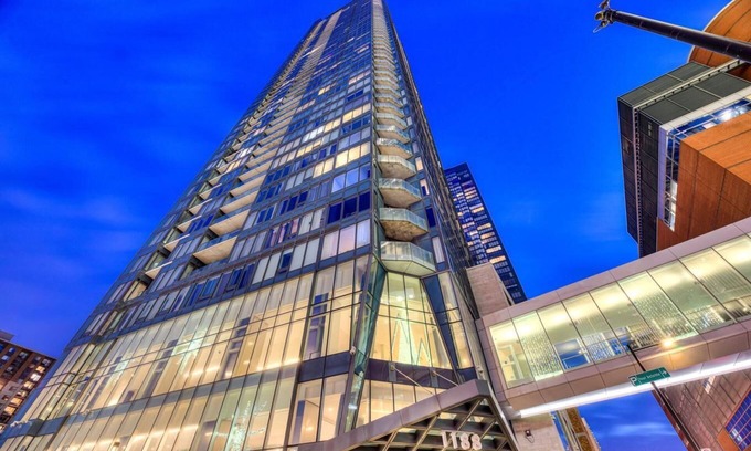 Ville-Marie Condominio | What a view! Downtown Montreal 43rd floor luxury condo with parking