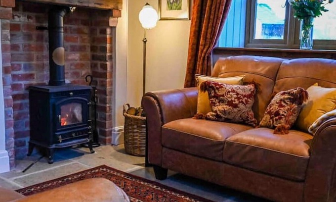 Beaminster Cabaña | Whatley Cottage, Rural Retreat. Pet Friendly.