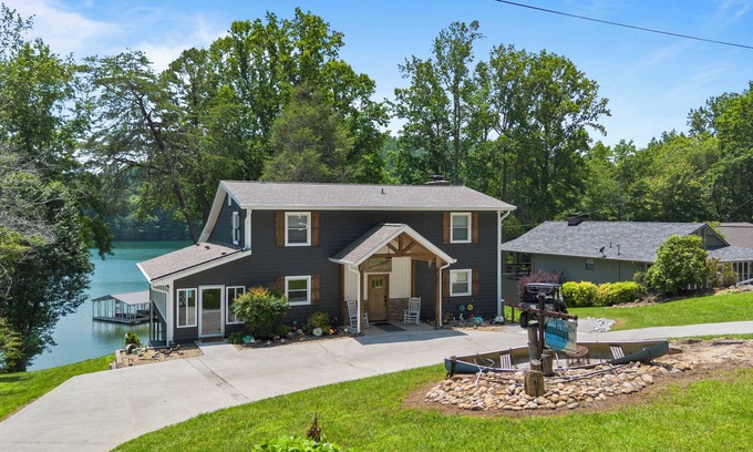 Jacksboro Casa | 'Whatta View' & No Steps, 2 Slip Covered Dock, Hot Tub, Ping Pong, Pool Table