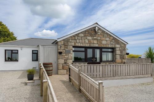 Helston Casa | Wheal Francis - Hot Tub - Accessible Bungalow - Free Wi-Fi - Parking