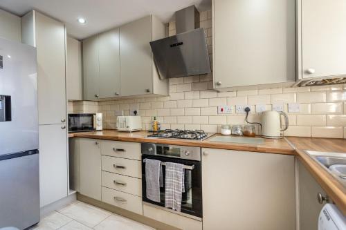 Swindon Casa | Wheatcroft Sleeps 7 Long Stays Parking and Wi-Fi