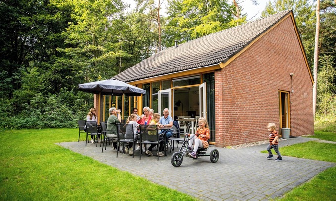 Norg Casa | When staying in this 12-person bungalow, you don't have a garden, but a whole forest! On the terrace, you can enjoy the outdoors.