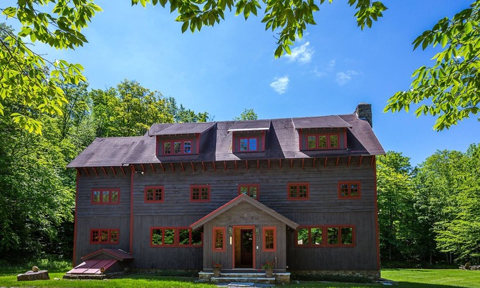 Stratton and Bromley Ski Areas Chalet De Esquí | Where crisp air meets cozy nights—your Vermont fall escape awaits.