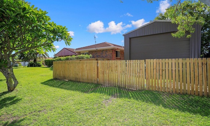 Bargara Apartamento | Where relaxation meets convenience in this spacious holiday house
