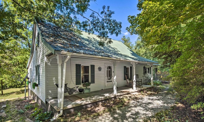 Skyland Cabaña | Whimsical Bat Cave Cottage w/ Fire Pit!