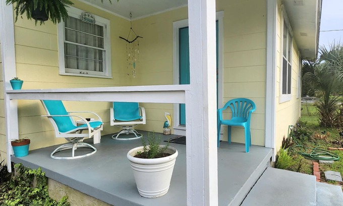 Pensacola Casa | Whimsical beachy little house near NAS/Dwntn