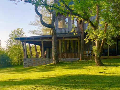Franklin Apartamento | Whimsical Gatehouse at Dark Horse Estate