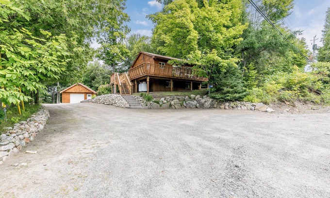 Huntsville Cabaña | Whimsical Muskoka Cottage in beautiful Hidden Valley