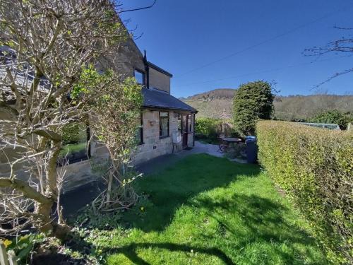 Tansley Casa | Whimsy by the Peaks, private parking, fenced garden, good walks, pub