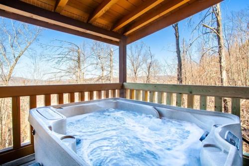 Gatlinburg Casa | Whisk A Way with Hot Tub, Pool Table and Jacuzzi