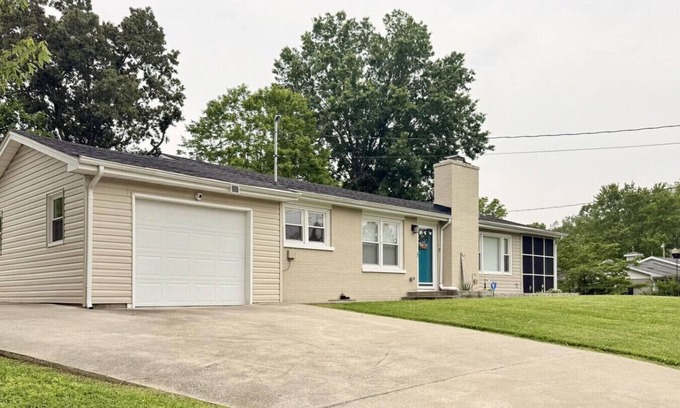 Beattyville Cabaña | Experience comfort at Whisker Ridge, a spacious 3-bedroom cottage in the scenic Beattyville, KY