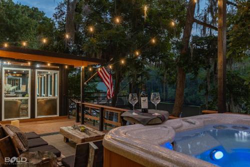 Jefferson Casa | Whiskey Barrel, Hot Tub, Waterfront, Pickleball