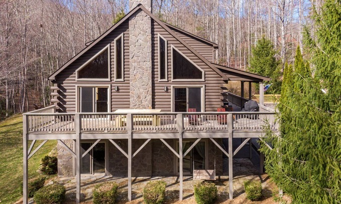 Fleetwood Casa | Whiskey Bear Escape - private home between Boone and West Jefferson!