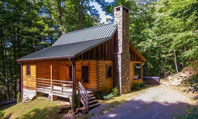 Sugar Grove Cabina | Whiskey Creek Cabin - Peaceful creekside cabin with hot tub!