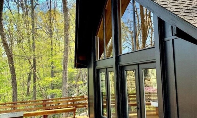 Front Royal Cabina | Whiskey Hill Cabin a Mountain escape in Virginia Wine country.