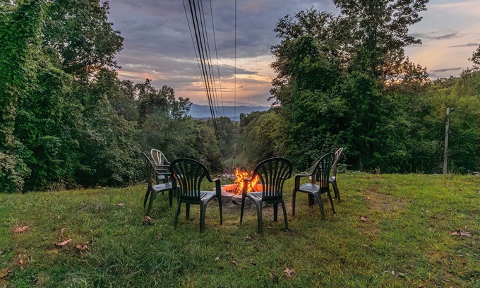 Bryson City Cabina | Whiskey Run Cabin: Hot Tub, Spectacular Mountain Views, Private, Easy Access