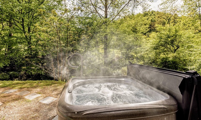 Alarka Cabina | Whiskey's Creekside Cabin*WI-FI*Hot Tub*Fire Pit*No Pet Fee*