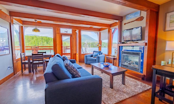 Ucluelet Apartamento | Whisky Harbour, Downtown King Bed and Inlet View