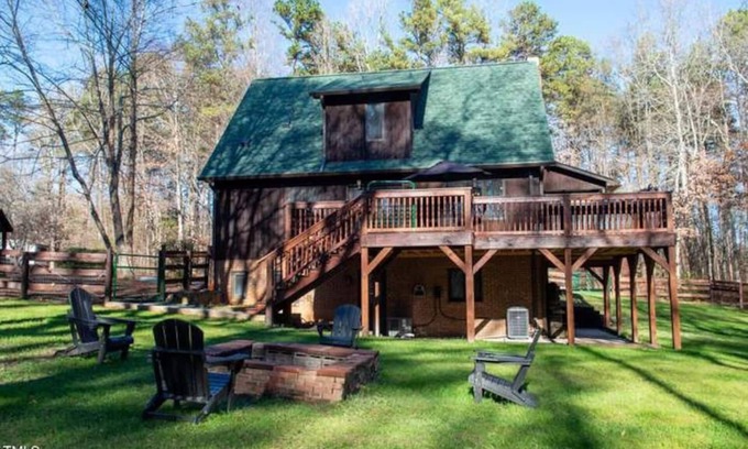 McLeansville Cabina | This cabin is a 3 bedroom(s), 3.5 bathrooms, located in Greensboro, NC.