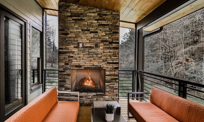 Ellijay Cabina | Whispering Creek ~ 2BR Mountain Modern Luxury ~ On Creek w/Hot Tub & Fireplaces