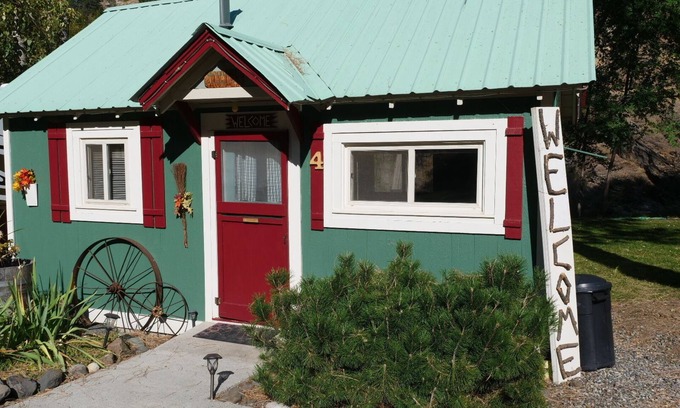 New Meadows Cabina | "Whispering Pine" - Cabin 4 by the Little Salmon River