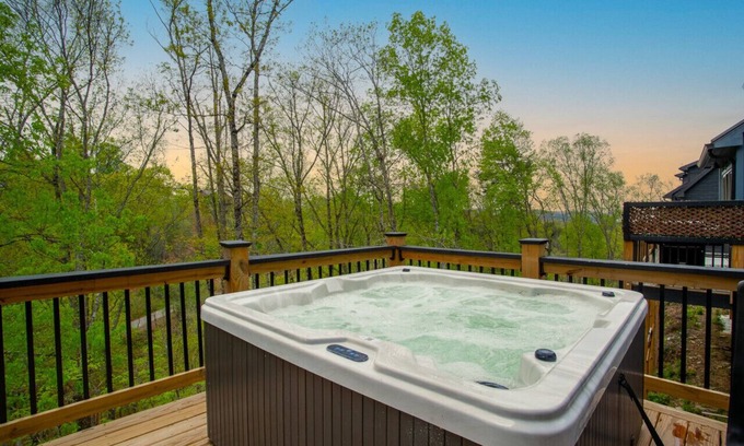 Sevierville Cabina | Whispering Pine w/ Lake Access, Hot Tub, Foosball!