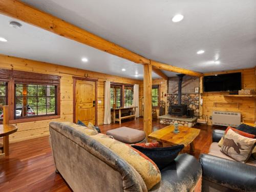 Zigzag Casa | Whispering Pines - Cabin w hot tub