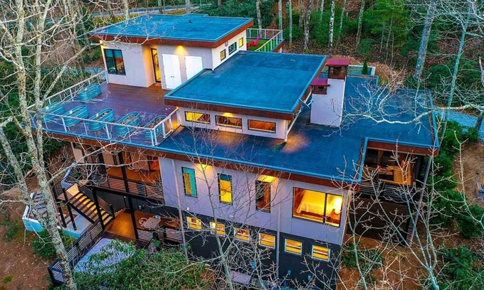 Highlands Cabina | Whispering Pines | Exquisite Modern Home with Hot Tub & Guest Suite