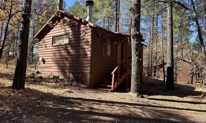 Pinetop-Lakeside Cabina | Whispering Pines Resort- Cabin #2 (Highway Front)