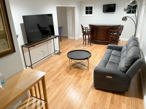Kingston Casa | Whispering Pines Spacious Home Fire Pit Mod Location Pet ok by Vacation Your Way
