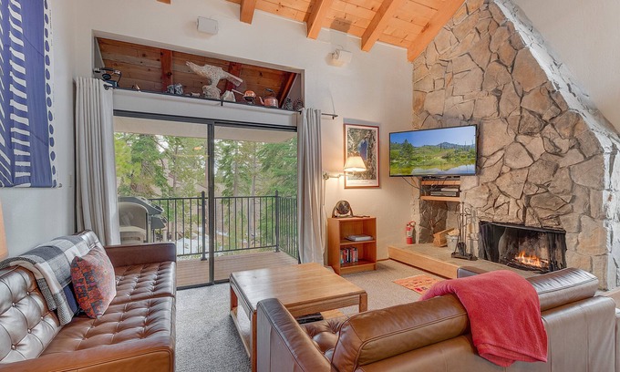 Carnelian Woods Casa | Whispering Pines: 5 dormitorios, 3 BA Townhouse en Carnelian Bay, capacidad para 12